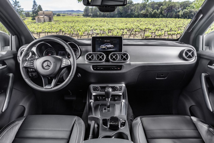 Mercedes-Benz X-Class mới chính là sản phẩm của dự án hợp tác giữa Mercedes-Benz và Nissan. Chiếc bán tải hoàn toàn mới này được phát triển từ hệ khung gầm của Nissan Navara với rất nhiều những cải tiến mang lại khả năng vận hành hoàn toàn khác biệt so với mẫu bán tải bình dân. Xe có ba phiên bản chính dành cho 3 đối tượng khách hàng.