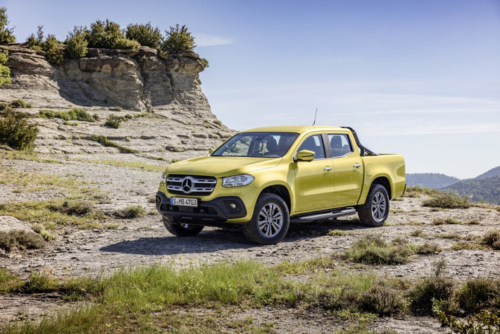 Ngoại hình của X-Class lấy cảm hứng nhiều từ các phiên bản concept của chính nó ra mắt trước đó. Ngoại thất của xe sử dụng rất nhiều ngôn ngữ thiết kế đặc trưng của hãng xe Đức với phần đầu xe, lưới tản nhiệt và đèn pha gần tương đồng với chiếc SUV GLS.