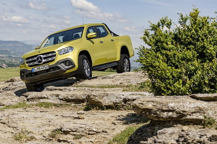 Trong cabin X-Class, chúng ta có thể dễ dàng nhận ra một chi tiết nào đó tương tự trên một số mẫu xe Mercedes-Benz từng xuất hiện trước đây. Xe được trang bị màn hình kích thước 5,4" tiêu chuẩn với tùy chọn nâng cấp lên 8,4" nằm chính giữa bảng điều khiển trung tâm, có khả năng kết nối Bluetooth và tương tác với smartphone.
