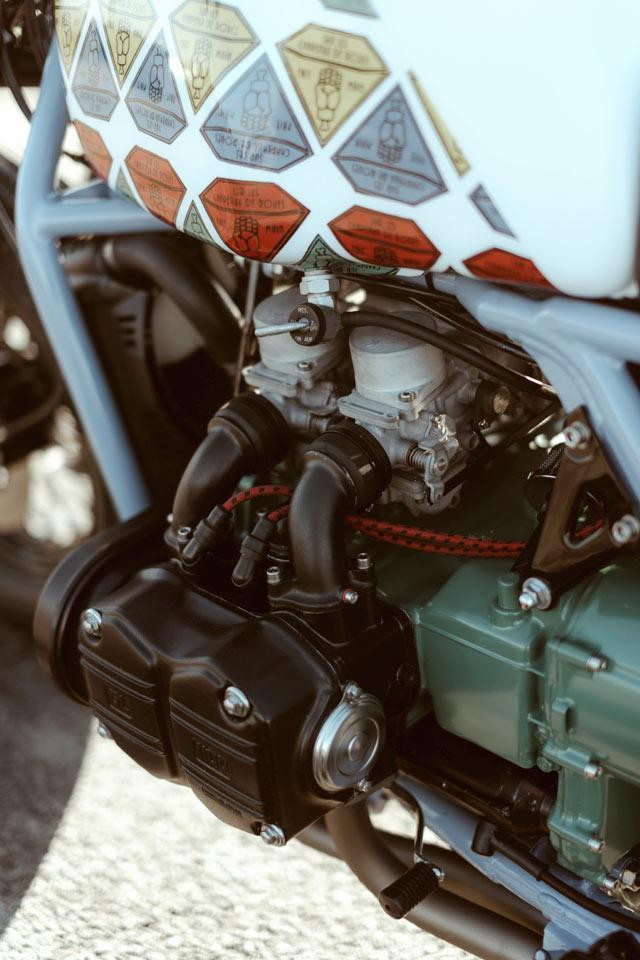 Khối động cơ của xe được làm lại hoàn toàn từ các bộ phận chính hãng của Honda và được sơn mới rất đẹp. Trên bình xăng được in dán logo khá đặc biệt. Tiếp theo, Manu gắn moay-ơ của Honda Gold Wing thế hệ đầu vào vành Harley 16″ có lốp Shinko theo phong cách cổ điển. Cuối cùng, cặp lò xo giảm xóc Hagon được bổ sung vào bên dưới yên xe bọc da màu đen.