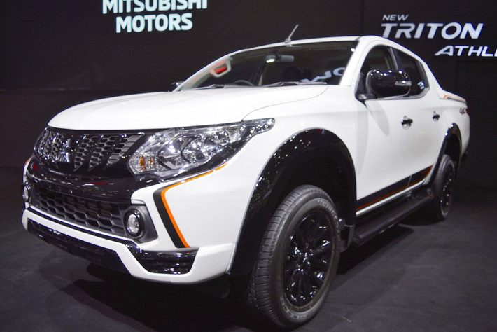 Dưới mui xe, Mitsubishi Triton Athlete được trang bị khối động cơ 2.4 L MIVEC, sản xuất ra công suất 181 mã lực tại 3.500 vòng/phút và mô-men xoắn cực đại 430 Nm tại 2.500 vòng/phút. Đi kèm với động cơ là một hộp số 6 cấp hoặc hộp số tự động 5 tốc độ.