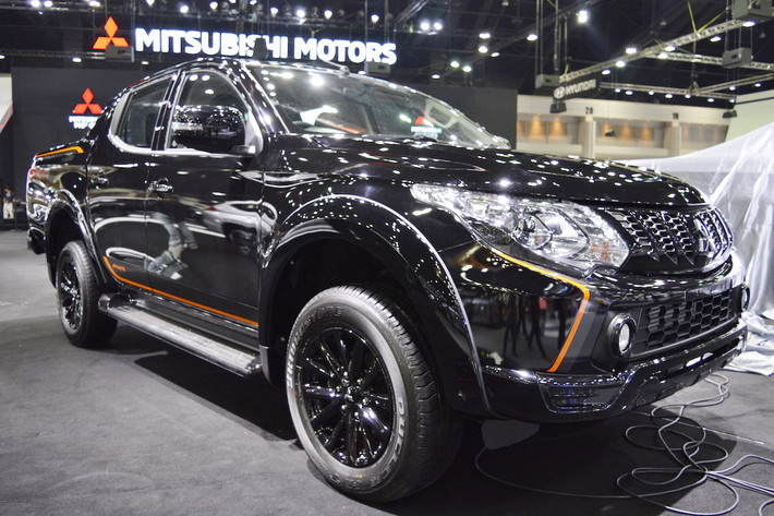 So với các phiên bản đang được phân phối trên thị trường, bán tải Mitsubishi Triton Athlete 2018 nổi bật với diện mạo bên ngoài hoàn toàn mới, đi kèm là một số thay đổi bên trong mang đến sự sang trọng hơn.