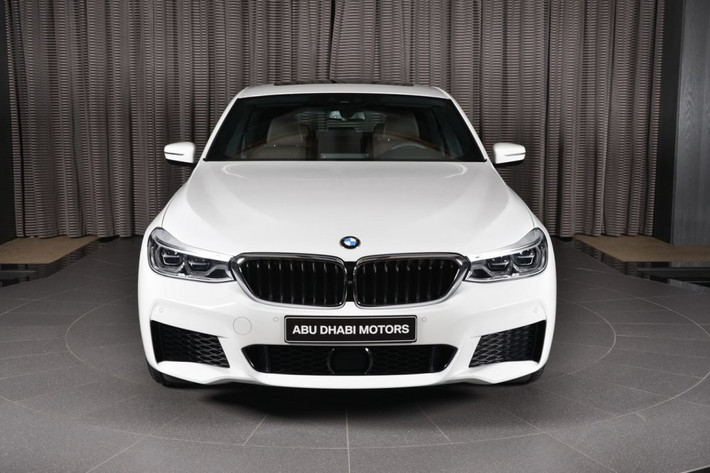 Mẫu xe 6-Series GT đặc biệt này có phong cách thể thao hơn và có tỷ lệ cân xứng hơn. Và... là dòng xe 640i, phiên bản hệ dẫn động cầu sau với diện mạo được sơn màu trắng sang chảnh.