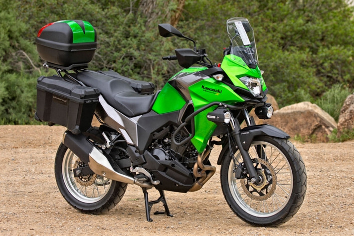Là mẫu xe môtô Adventure giá rẻ, kể từ khi ra mắt lần đầu tại EICMA 2016, Versys-X300 đã khiến cho các fan của hãng xe máy Kawasaki hết sức háo hức. Thiết kế đẹp, đa dụng, nhiều tính năng giúp cho chiếc xe "phượt" cỡ nhỏ này trở thành đối thủ nặng kí trong phân khúc.