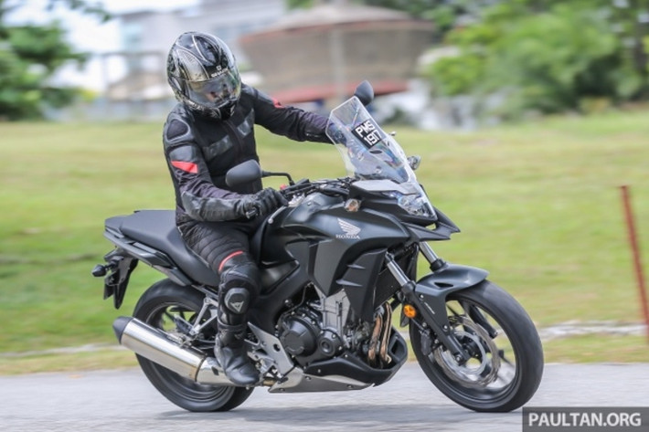 Honda CB500X là mẫu xe touring tầm trung phù hợp với vóc dáng của người châu Á, linh hoạt và đễ điều khiển. Mẫu xe này sở hữu khối động 2 xylanh thẳng hàng tương tự như phiên bản cũ, dung tích xylanh 471cc, xe được hãng Honda tập trung sức mạnh vào ga đầu, giúp xe tăng tốc vượt trội sẵn sàng vượt mọi địa hình.