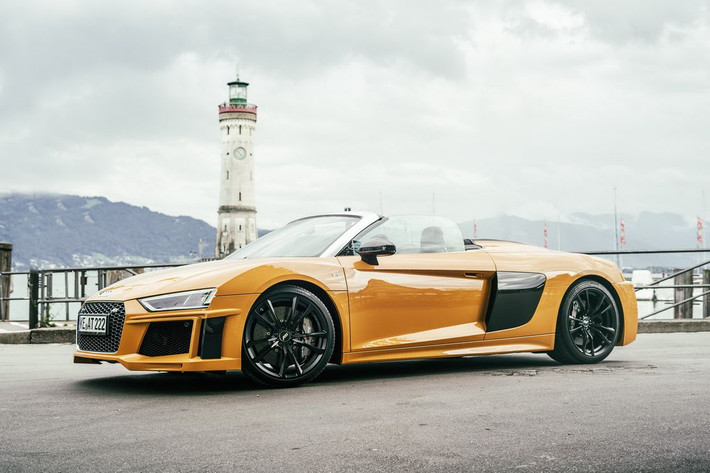 Hãng độ xe ABT chưa tiết lộ giá bán của hai gói độ “Street" và "Race” trên Audi R8 Spyder. Tuy nhiên, Audi R8 V10 Spyder 2017 nguyên bản có giá bán 179.000 Euro, tương đương 199.000 USD tại thị trường châu Âu. Nguồn ảnh: gtspirit.com.