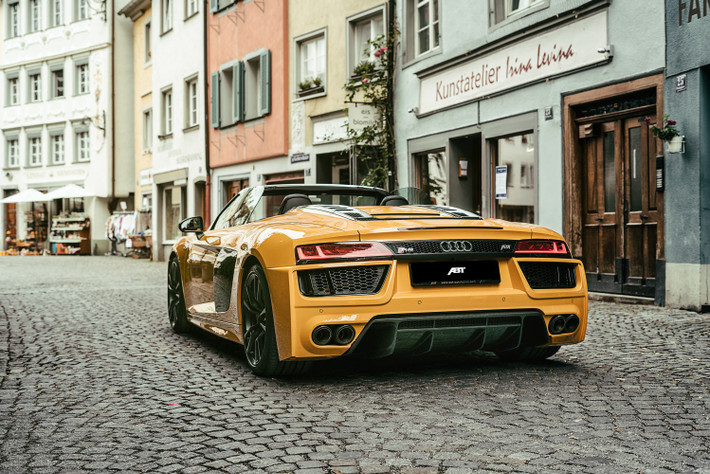 Nếu bạn tò mò về những gói Audi R8 Spyder của ABT trông như thế nào thì ABT cũng đã cho công bố những hình ảnh về gói độ “Race” trên một trang web của hãng để giúp khách có thể lựa chọn cho mình bộ một gói độ cuối cùng.
