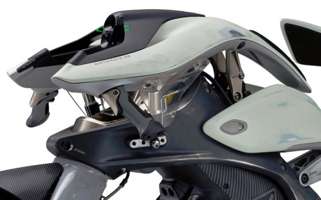 Một trong những chi tiết thiết kế rất thú vị ở MOTOROiD là phần cụm đầu xe và tay lái điều khiển. Thiết kế tay lái rất dị thường và tích hợp mỗi bên tay cầm đều có nút bấm, cho phép người lái điều khiển đến chức năng nào đó, có lẽ là tăng giảm tốc độ và hãm phanh chiếc xe.