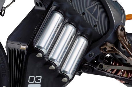 Bộ phận cung cấp điện năng chính cho động cơ điện trên chiếc xe môtô thông minh MOTOROiD hoạt động dẫn động bánh sau là cụm pin nguồn Li-ion. Trên xe có ít nhất 6 cục pin bố trí cân xứng 2 bên và lộ một phần ra ngoài trông khá kỳ lạ và ấn tượng.