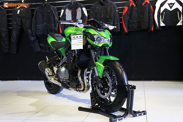 Z900 sở hữu động cơ Inline-4 truyền thống với tiếng hú mê hoặc và chiều cao yên thấp phù hợp với vóc dáng người Việt, hệ thống phanh ABS an toàn đi cùng với bình xăng dung tích lớn tới 17 lít phù hợp cho những chuyến hành trình dài.