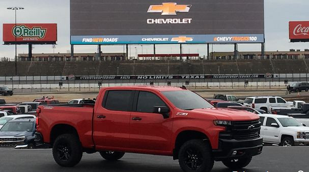 Mới đây, Chevrolet đã công bố chiếc siêu bán tải Chevrolet Silverado 2019 hoàn toàn mới trước khi chính thức ra mắt tại Triển lãm Ô tô Detroit 2018 vào giữa tháng 1/2018 sắp tới. Chevrolet Silverado 2019 sẽ cạnh tranh trực tiếp với mẫu Ford F-150 trong phân khúc siêu bán tải.