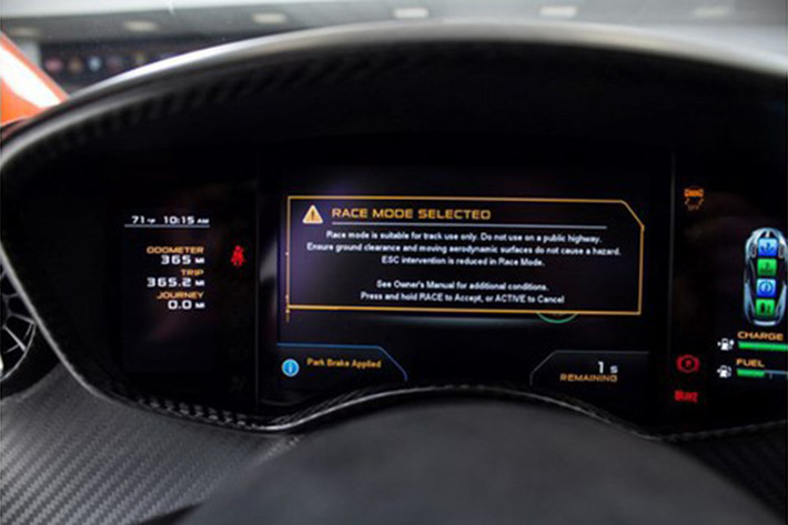 Phương châm của McLaren là P1 không cần phải nhanh nhất, tuy nhiên nó phải là một mẫu xe đáng giá nhất thế giới. Bên trong xe, ngoài các trang bị nội thất da cùng carbon... nó còn sở hữu những thiết bị giải trí bao gồm màn hình cảm ứng, hệ thống âm thanh, kết nối điện thoại thông minh...