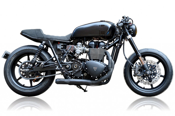 Trước đó chiếc môtô Triump Bonneville gặp phải tai nạn nghiêm trọng khiến một số bộ phận bị hư hại nặng như bình xăng bị lõm vào, nắp động cơ trầy xước, ống xả gãy gập và treo lơ lửng... Tuy nhiên, các thợ độ tài ba của xưởng Gasoline, chiếc xe đã hoàn toàn "lột xác" theo phong cách cafe Race cực chất.