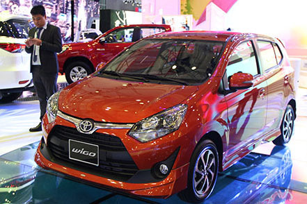 “Luồng gió mới” Toyota Wigo nổi bật với thiết kế thanh mảnh, sắc sảo, cụm đèn pha lớn kết hợp cùng dải đèn LED chiếu sáng ban ngày, gương chiếu hậu tích hợp điện cùng đèn báo rẽ. Nội thất rộng rãi, vô-lăng bố trí dạng 3 chấu tích hợp phím chức năng cùng màn hình hiển thị cảm ứng dạng LCD.
