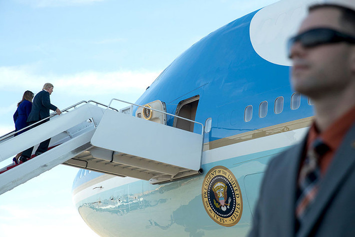 Chuyên cơ riêng hộ tống Tổng thống Donald Trump và phu nhân trong chuyến công du lần này.