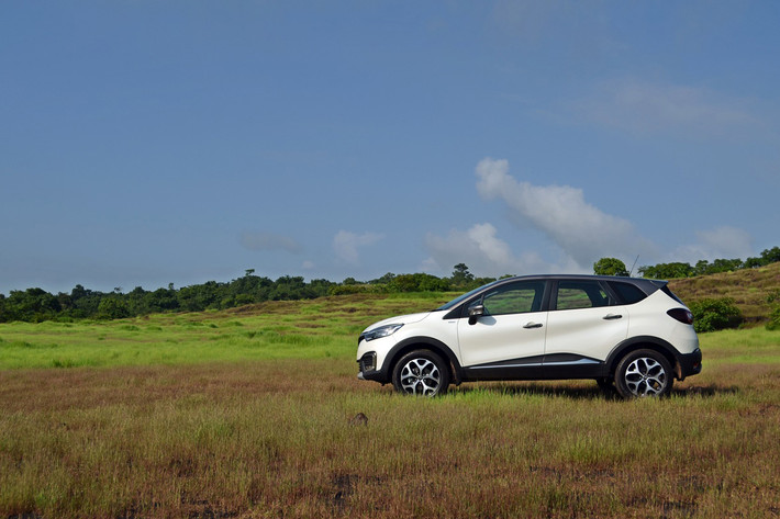 Hai bản cao cấp nhất của SUV giá rẻ Renault Captur là Captur RXT 1.5 L Diesel Manual và Captur Platine 1.5 L Diesel Manual có giá bán lần lượt là 460,8 triệu đồng và 488,6 triệu đồng.