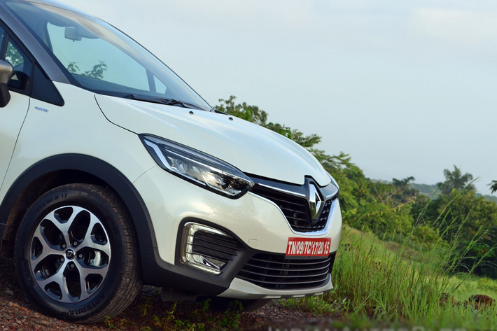 SUV giá rẻ Renault Captur mang thiết kế dựa trên nền tảng M0 (giống như trên nền tảng của Duster). Điểm nhấn của Captur nổi bật với cụm đèn pha LED, bộ lưới tản nhiệt mạ crôm sáng , cản trước mở rộng bao bởi một viền kim loại sáng.