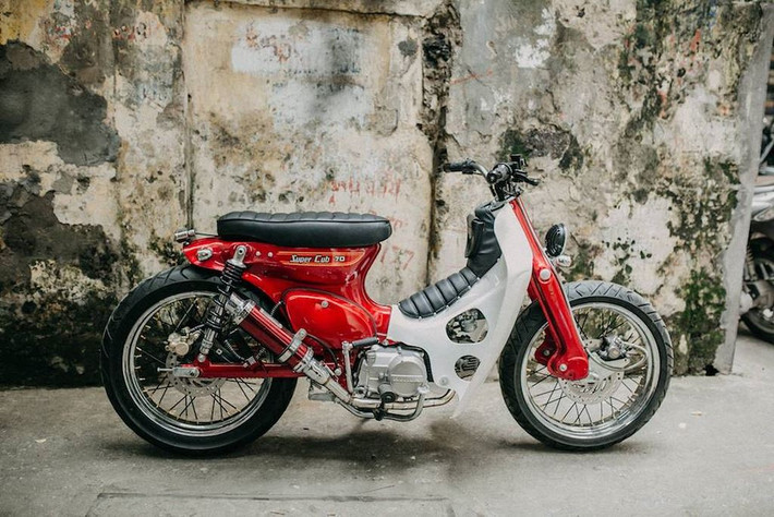 Điểm ấn tượng và luôn luôn hút mắt ở các bản độ theo phong cách Street cub là những chiếc xe nguyên bản đều trở nên chất chơi hơn hẳn nhờ phần ghi-đông trần cực cá tính. Và chiếc xe máy Honda Super Cub C70 đời cũ này cũng không ngoại lệ.