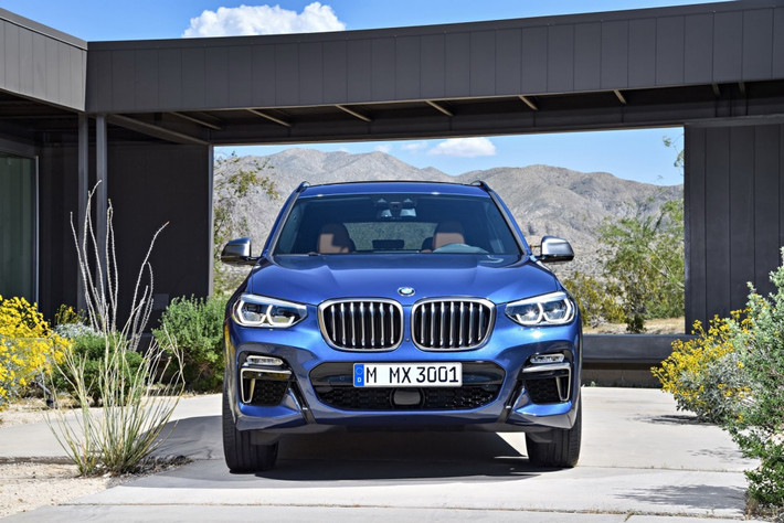 Ở thế hệ thứ 3, BMW X3 2018 nổi bật với một số thay đổi mang đến dáng vẻ năng động hơn, mạnh mẽ hơn đặc biệt là bộ lưới tản nhiệt 3D kiểu mới cùng đèn sương mù 6 cạnh.