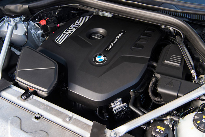 Về khả năng vận hành, BMW X3 2018 tại Thái Lan được trang bị máy diesel tăng áp 2.0 lít cùng cơ cấu dẫn động 4 bánh qua cầu sau nhờ hộp số tự động 8 cấp.