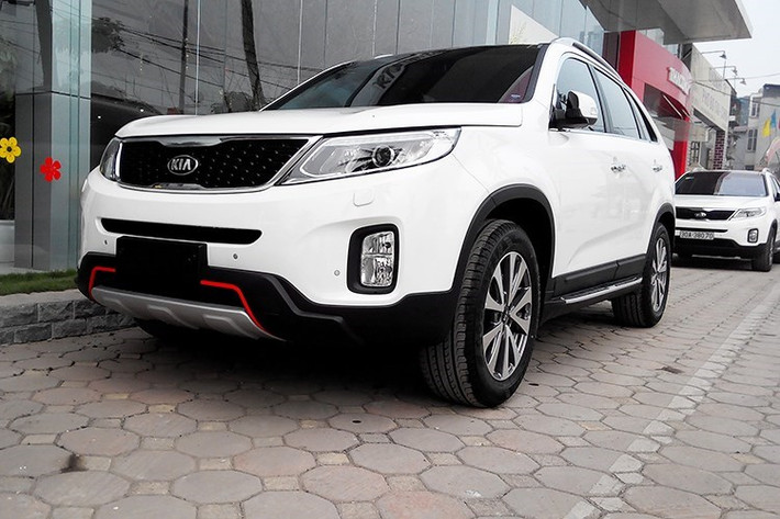 Trong khi đó động cơ xăng dung tích 2.4L mang tên Theta II. Khối động cơ này sản sinh ra công suất tối đa 174 mã lực tại vòng tua máy 6.000 vòng/phút cùng moment xoắn cực đại 227 Nm tại 3.750 vòng/phút, phiên bản này cũng sử dụng hộp số tự động 6 cấp như phiên bản động cơ diesel.