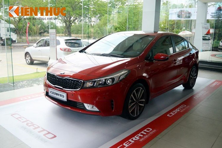 Nội thất đầy đủ với ghế da, ghế lái chỉnh điện 10 hướng, nhớ vị trí, đầu DVD, camera, điều hòa tự động 2 vùng, cửa sổ trời. Hệ thống an toàn có phanh ABS, BA, cân bằng điện từ và ổn định thân xe (bản 2.0), 6 túi khí (bản 2.0), khởi hành ngang dốc HAC...