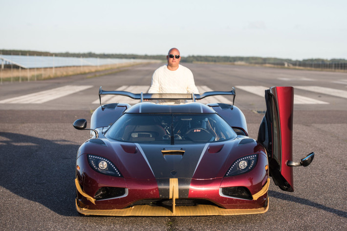 Như vậy có thể thấy Agera RSS tăng tốc 0-400km/h-0 nhanh hơn Bugatti Chiron 5,5 giây mặc dù thời gian giảm tốc và dừng hẳn lại kém Bugatti Chiron.