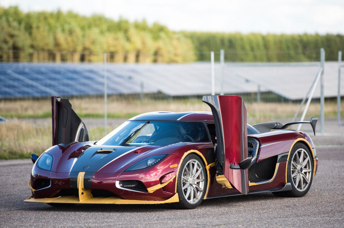 Động cơ Koenigsegg Agera RS là động cơ V-8 dung tích 5.0 lít với công suất 1.360 mã lực và momen xoắn cực đại 1.011Nm với hộp số 7 ly hợp. Như vậy chiếc xe Agera RS trong thử nghiệm này đã mạnh hơn 181 mã lực so với Koenigsegg Agera RS bản tiêu chuẩn nhờ được trang bị động cơ nâng cấp 1MW và lồng cuộn có thể tháo rời để tăng tính an toàn khi lái xe.