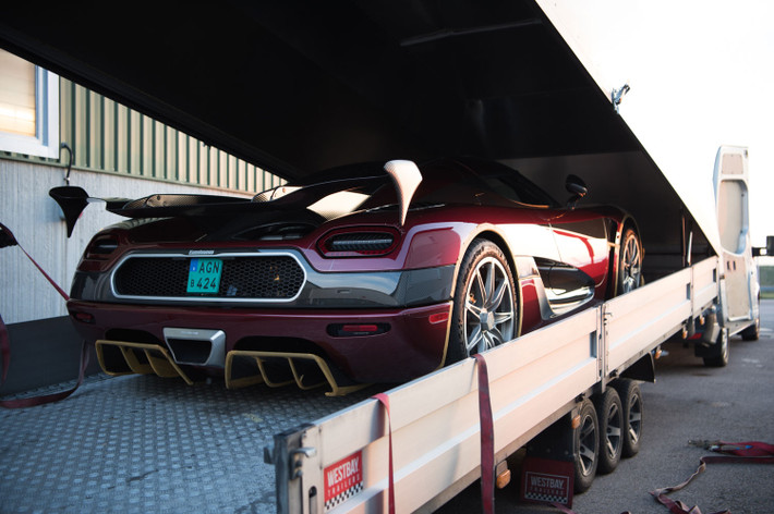 Siêu xe Agera RS này được theo dõi bằng một máy máy ghi hiệu suất dữ liệu và máy ghi âm để đo đạc và xác định thời gian.