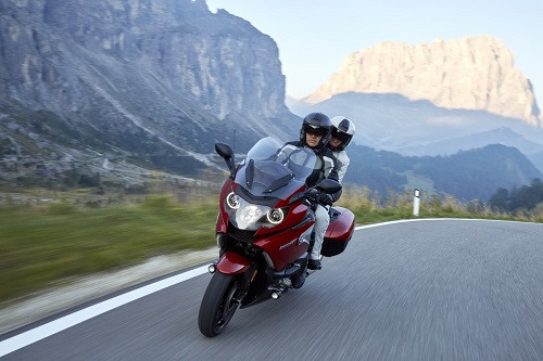 BMW K1600GT xứng đáng là “ông vua” dòng xe Touring. Dựa trên cơ sở một trong những dòng xe môtô hiện đại nhất Thế giới hiện nay, K1600GT cũng được trang bị đầy đủ các tính năng và tiện nghi để giúp chiếc xe trở nên thoải mái nhất trên những hành trình xa.