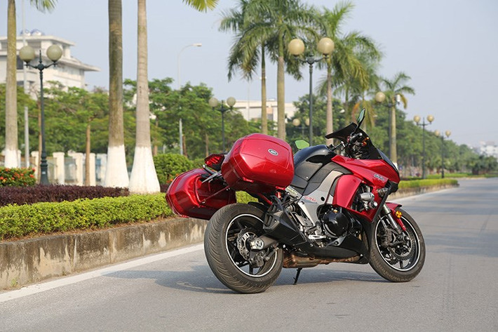 Kawasaki Z1000SX là mẫu môtô "lai" giữa sport và naked sử dụng động cơ 1.043 phân khối 4 xi-lanh thẳng hàng làm mát bằng chất lỏng, công suất 142 mã lực ở vòng tua máy 10.000 vòng/phút, mô-men xoắn cực đại 111 Nm tại 7.300 vòng/phút.