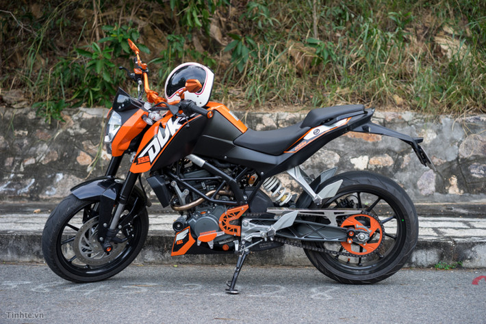 KTM 125 Duke được Auto Trader đánh giá là xe phân khối nhỏ tốt nhất. Đây là phiên bản phân khối nhỏ của KTM Duke 390, xe nổi bật với phong cách trẻ trung, hiện đại và thân thiện thừa hưởng từ các “đàn anh" dòng Duke. Thêm vào đó, trang bị trên xe cũng rất rất đáng chú ý với màn hình TFT hiển thị thông số, ống xả chống nước và hệ thống đèn LED.