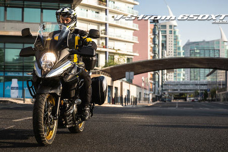 ‘Xế phượt’ Suzuki V-Strom 650 là mẫu xe Adventure tốt nhất. Xe được trang bị động cơ loại V-Twin DOHC, dung tích 645cc, 4 thì, làm mát bằng nước. Đi kèm với hệ thống động cơ là hộp số 6 cấp và bộ bánh xích.
