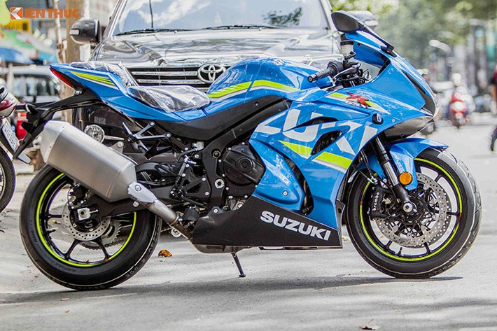 Suzuki GSX-R1000R 2017 sử dụng phuộc Balance Free Fork của Showa phía trước và giảm xóc Balance Free Cushion đằng sau cùng khối động cơ 4 xy-lanh, dung tích 999,8cc, sản sinh công suất 199 mã lực.