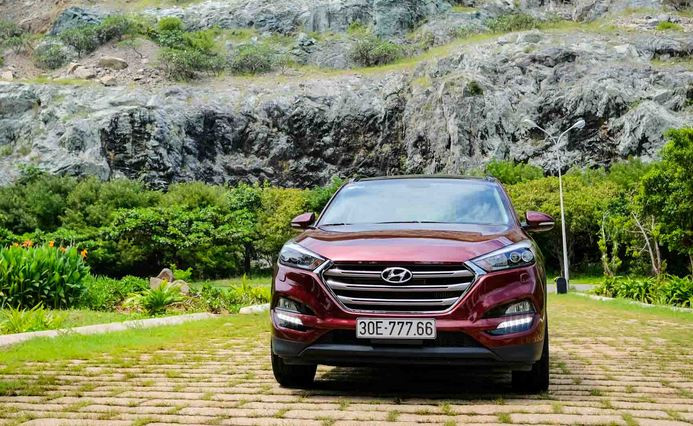 4 phiên bản của mẫu xe Hyundai Tucson mới gồm 2 bản máy xăng và 2 bản máy dầu có giá bán từ 815 - 990 triệu đồng. Trong đó bản 2.0L Diesel có giá khá hấp dẫn là 890 triệu đồng.
