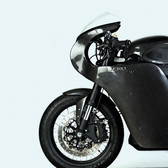 Hệ thống phuộc trước của chiếc Zero SR được thay bằng loại sử dụng trên chiếc superbike Yamaha R1 cùng với các heo phanh 6 piston đối xứng kèm theo một cặp chạc ba trên dưới làm từ nhôm CNC do xưởng tự thiết kế.