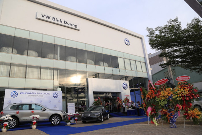 VW Bình Dương được thực hiện theo mô hình 4S: Sales – Bán hàng, Service – Dịch vụ, Spare parts – Phụ tùng chính hãng và Global system – Kết nối mạng toàn cầu. Với tổng số nhân viên trên 60 người, được đào tạo bài bản theo tiêu chuẩn Volkswagen toàn cầu, VW Bình Dương sẽ mang đến những dịch vụ hoàn hảo, tận tâm, chuyên nghiệp và sự hài lòng cao nhất cho khách hàng trong tất cả các quy trình dịch vụ.