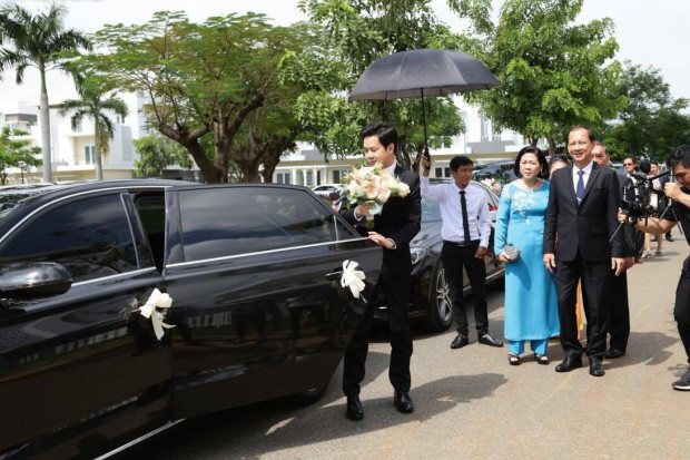 Ngoài ra, đoàn xe còn có sự góp mặt của một chiếc Audi thứ 2, Toyota Land Cruiser Prado và nhiều xế sang tiền tỷ khác.