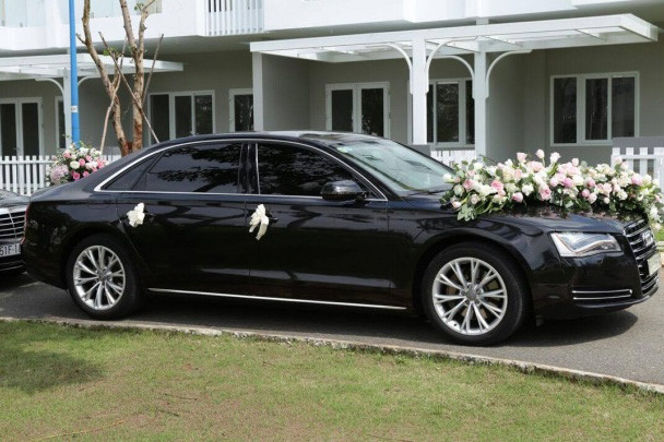 Tiếp đến trong đoàn xe là mẫu xe sang của hãng ngôi sao ba cánh- Mercedes-Benz Maybach S600. Tại Việt Nam, Maybach S600 đang được bán với giá khoảng 14 tỷ đồng. Mẫu xe này có được tất cả mọi thứ mà khách hàng mong đợi đối với một chiếc sedan hạng sang cỡ lớn.