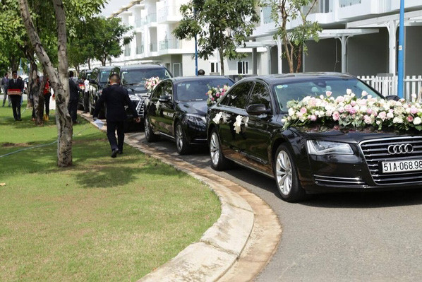 Trên mỗi chiếc xe đều được trang trí nhiều hoa hồng-cũng là loại hoa yêu thích của cô dâu để thêm phần nổi bật. Dàn xe này đi đến đâu cũng là tâm điểm thu hút sự chú ý.