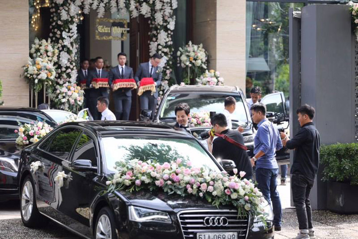 Dẫn đầu trong đoàn rước dâu là chiếc sedan hạng sang tiền tỷ Audi A8. Tại Việt Nam (hoa hậu Thu Thảo cũng là đại sứ thương hiệu cho hãng xe đình đám này), Audi A8L thế hệ mới được phân phối với hai phiên bản động cơ có giá bán công bố từ 4,4 tỷ đồng.