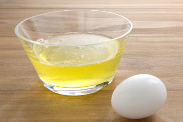 3. Lòng trắng trứng. Trứng là nguồn protein dồi dào. Đối với những vết rạn da, hãy dùng lòng trắng trứng đắp lên chỗ bị rạn. Để đến khi nó khô hoàn toàn thì mới xả sạch với nước. Cuối cùng, thoa chút dầu oliu để giữ ẩm cho da. Làm trong vòng hai tuần sẽ tan hết vết rạn.