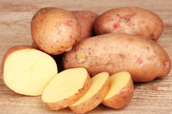 6. Nước ép khoai tây. Có chứa các vitamin A và khoáng chất, thúc đẩy tăng trưởng và phục hồi các tế bào da. Bạn có thể ép lấy nước hoặc cắt lát mỏng khoai tây và chà xát vết rạn trong vòng vài phút. Làm hàng ngày, vết rạn sẽ được cải thiện.