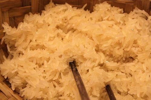 Khi đồ xôi phải đun hai lửa nhỏ và đều để xôi được dẻo, ngon và quyện mùi. Khi xôi chín, lan toả mùi thơm ngậy. Ảnh: amthuc365
