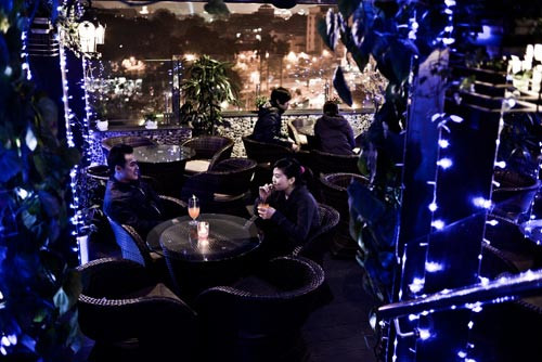 Lavender Garden, tầng 8 & 9 tòa nhà 22 Cầu Đất, Hoàn Kiếm, Hà Nội. Quán nằm trên tầng thượng của một tòa nhà cao tầng nên thoáng đáng, lịch sự nhưng vẫn mang đến cảm nhận về một “thế giới” lãng mạn, trữ tình. Buổi tối quán có ánh đèn lung linh, lấp lánh, có cây xanh gió lộng, cùng tiếng nước chảy róc rách theo từng bước chân và thả mình giữa không gian bao la, êm đềm. Ảnh: phincafe