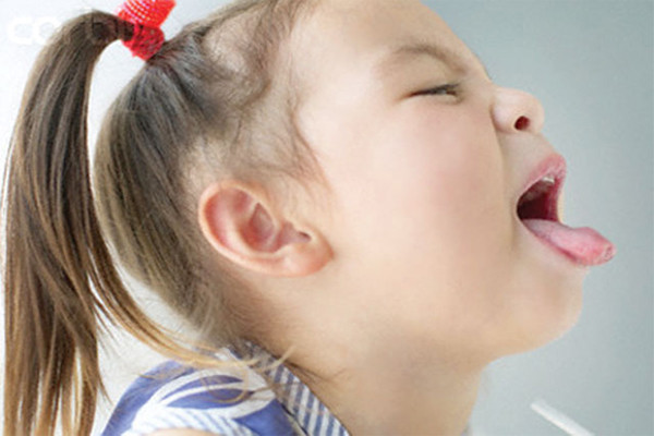 Hóc các loại hạt dưa, bí, mãng cầu hoặc đồ chơi kích cỡ nhỏ… là dị vật đường thở thường gặp ở trẻ em vào dịp Tết. Trẻ bị hóc dị vật thường ho sặc, tím tái, giãy giụa, nghẹt thở thoáng qua và sau đó bắt đầu khó thở, khò khè, ho.