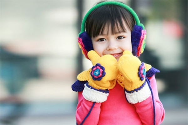 Cha mẹ cần chú ý giữ ấm, nhất là cổ, ngực và chân tay, che khẩu trang, khăn choàng cho bé khi đi đường. Không nên đi chơi khi trời còn sớm, nhiều sương và cũng đừng để sương đêm đã xuống mới đưa trẻ về nhà. Ở thời điểm này, thời tiết rất lạnh, buốt và độc, sức đề kháng còn non yếu của trẻ sẽ khó chống đỡ, dễ sinh bệnh.