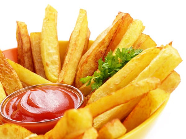 Ngược lại, chế biến không phù hợp có thể khiến nỗ lực giảm cân trở nên vô ích. Chẳng hạn, khoai tây chiên là món ăn vặt phổ biến ở các nhà hàng phương Tây. Dù hấp dẫn song chuyên gia thường khuyên không nên ăn nhiều, bởi món này khiến bạn dễ tăng cân, đối diện nguy cơ béo phì.
