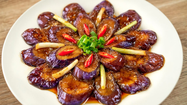 Cà tím kho. Cà tím kho có bùi, đậm vị nên nhiều người ưa thích. Điều bất lợi là cà tím có phần ruột khá xốp, có thể hấp thụ lượng dầu lớn khi om nấu. Dù là món chay song nếu thưởng thức cà tím kho hàng ngày có thể khiến nỗ lực giảm cân khó thành.