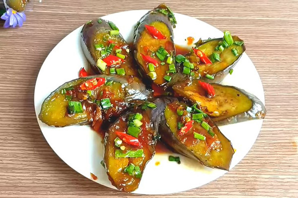 Bản thân cà tím là thực phẩm chứa ít calo. Để ăn cà tím có lợi, bạn nên chế biến bằng cách hấp như món cà tím hấp tỏi. Cách làm này gần như không cần tới dầu mỡ, tránh hao hụt dinh dưỡng, đặc biệt thơm ngon.